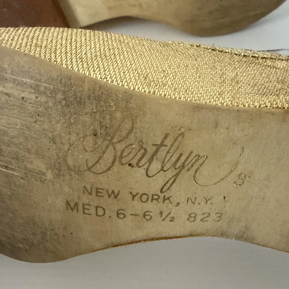 Vintage Rare Bertlyn New York Folding Gold‎ Flats Shoes Size 6 Sparkly 1960s